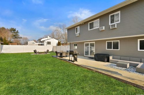 412 Greenbelt Pkwy, Holtsville NY  11742-2231 exterior