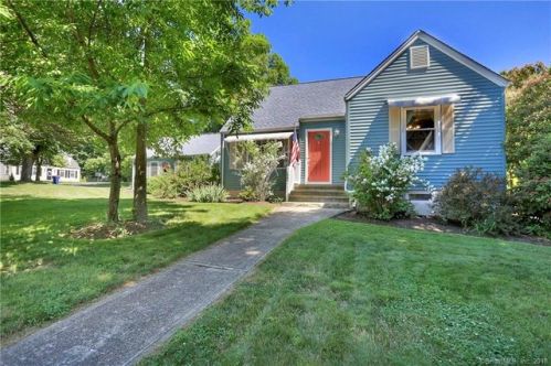 122 Hilltop Dr, Bridgeport, CT 06611-5108
