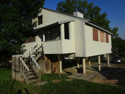21 Pine Lake Ln, Huntsville, TX 77320-0327