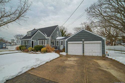 395 Albany Ave, North Lindenhurst, NY 11757-2718
