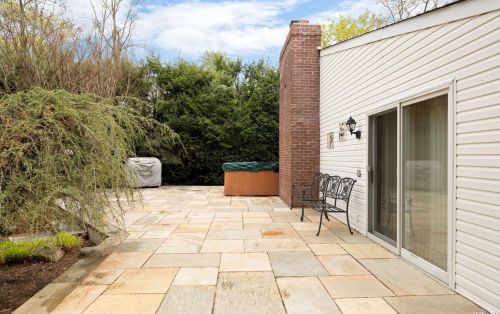 338 Elwood Rd, Elwood NY  11731-2215 exterior