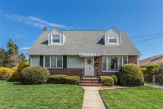 483 Kent Ct, Rockville Centre, NY 11572-2621