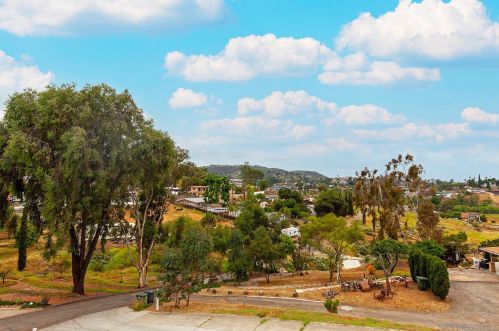 12240 Valhalla Dr, Lakeside, CA 92040-4933
