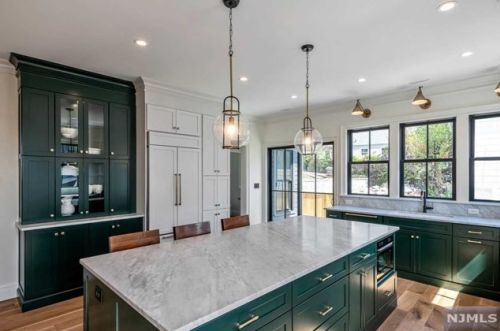 11 Lasher Ln, Edgewater NJ  07020-1403 exterior