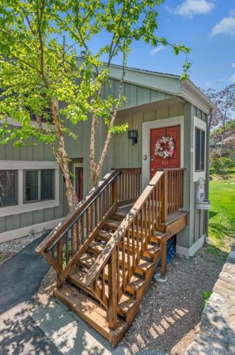 111 Oakridge Dr, Lewisboro, NY 10590-2420