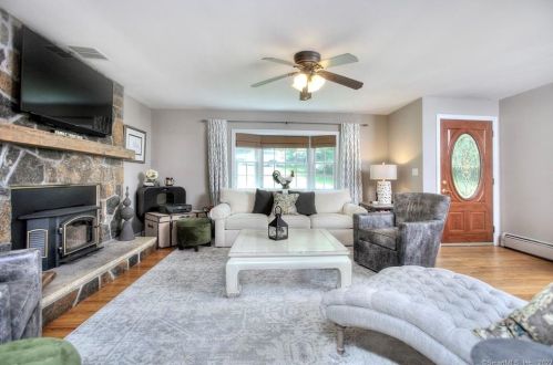 11 Valley View Rd, Bridgeport, CT 06611-3811