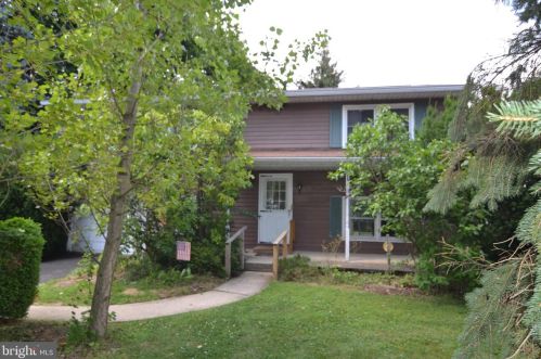 517 Wayne Dr, Navy Sup Dpt, PA 17055-4985