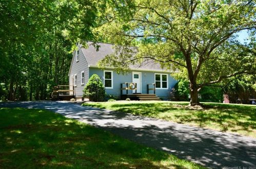 35 Bow Ln, Norwich, CT 06351-1406