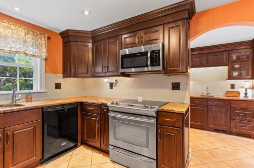 42 Pelham Pkwy, North Providence RI  02911-2915 exterior