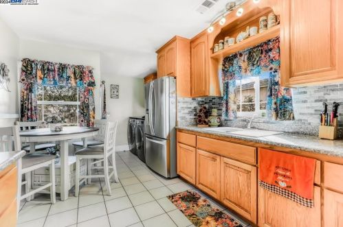 2708 Humboldt Ave, Oakland CA  94602-3635 exterior