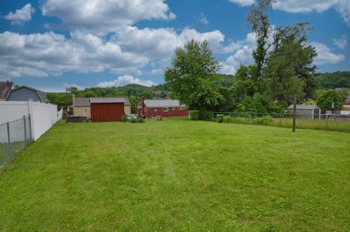 303 Sceneridge Rd, Mckeesport PA  15133-2221 exterior