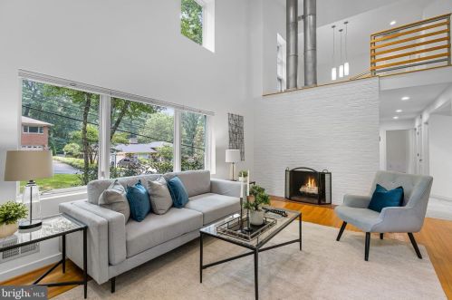 3709 Whispering Ln, Falls Church VA  22041-1121 exterior