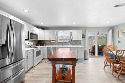 37 Elena Ave, New Kensington PA  15068-9749 exterior