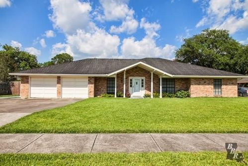 1607 Saint Charles St, Houma, LA 70360-7249
