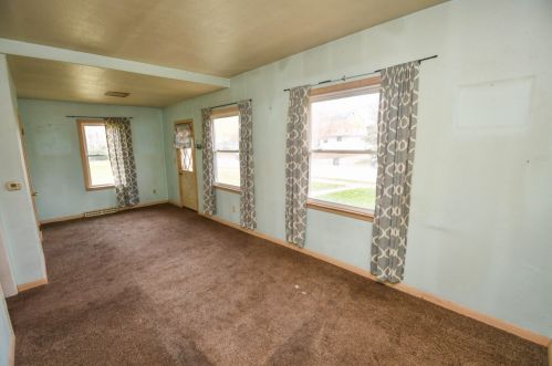 916 Roosevelt Ave, Oconomowoc, WI 53066-2860