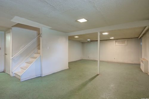 104 Woodoak Dr, Westbury NY  11590-1033 exterior