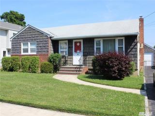 143 9th St, Hicksville NY  11801-5450 exterior