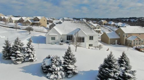 1704 Glacier Ridge Rd, Waukesha, WI 53188-8008