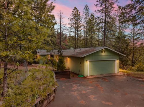 13571 Rhoda Rd, Grass Valley, CA 95945-8685