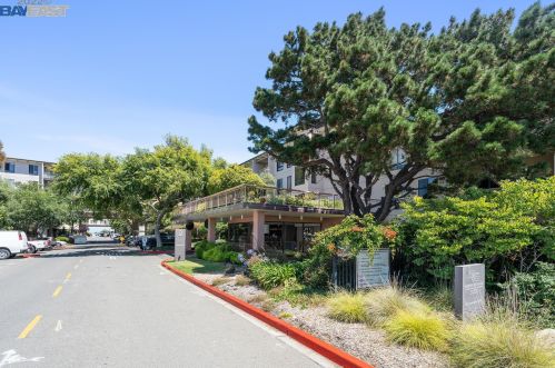 2 Commodore Dr, Oakland CA  94608-1613 exterior