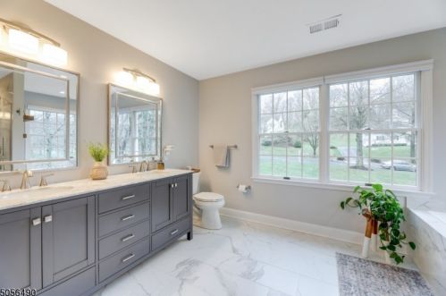 31 Castle Ct, Dover NJ  07869-2024 exterior