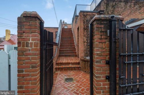 3065 M St, Washington, DC 20019-2127