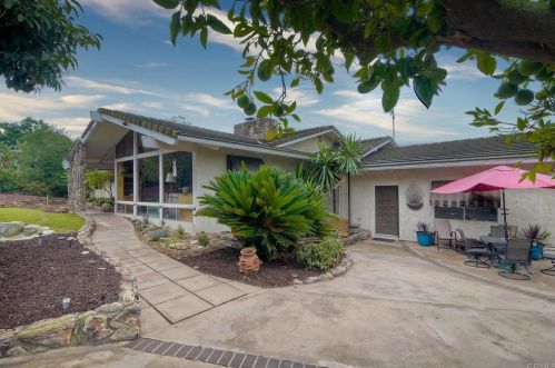 1175 Barbara Dr, Vista, CA 92084-7225
