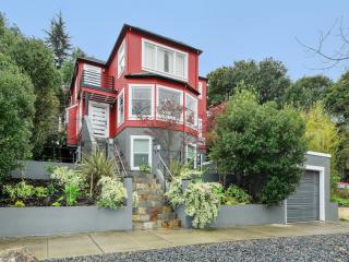 683 Mandana Blvd, Oakland, CA 94610-2319