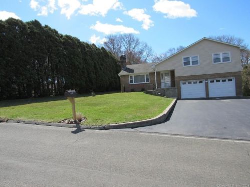 28 Colonial Dr, Waterford, CT 06385-3332