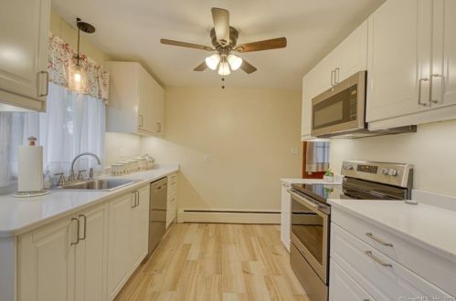32 Maple View Dr, Waterbury CT  06716-1643 exterior