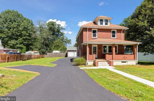 208 Chestnut St, Newtown Square PA  19073-3306 exterior