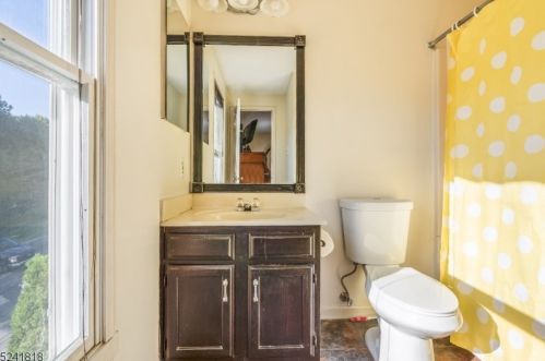 72 Cambridge, Oxford NJ  07863-3411 exterior