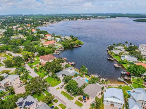 1909 Arrowhead Dr, Saint Petersburg, FL 33703-1903