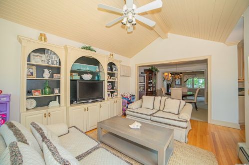 120 Lakeside Dr, Oakdale NY  11769-2250 exterior