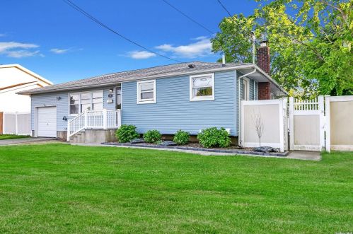 60 Faulkner Ave, Babylon, NY 11703-2615