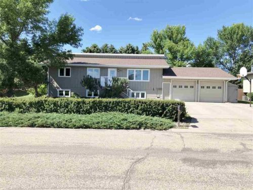 1316 18th Ave, Minot ND  58701-6133 exterior