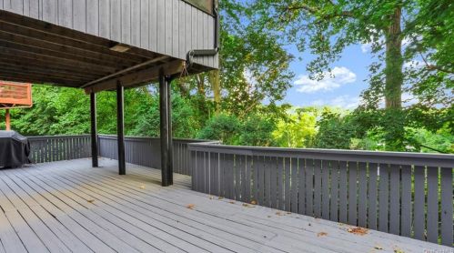 132 Woodland Dr, Pleasantville NY  10570-3612 exterior