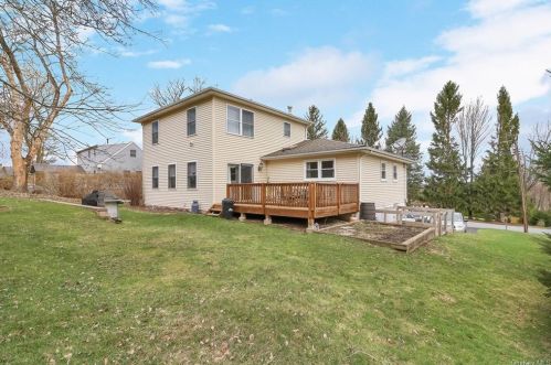 42 Miriam Dr, Warwick NY  10990-3516 exterior