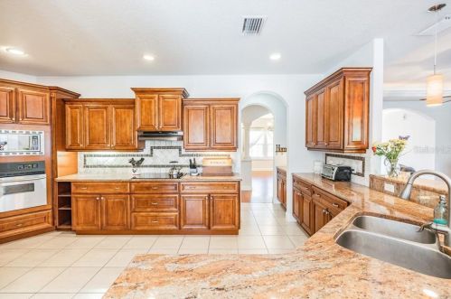 216 Spg Blvd, Tarpon Springs FL 34689-3554 exterior