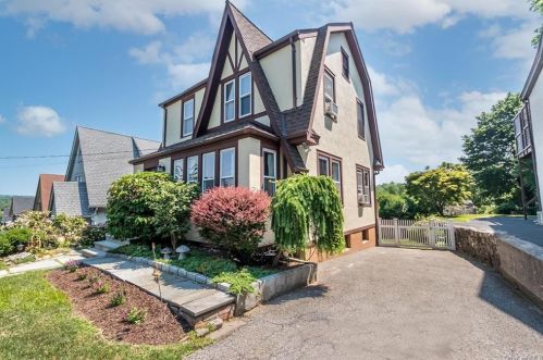 11 Sutton Pl, Crotonville NY  10562-4419 exterior