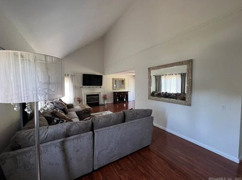 390 Boston Post Rd, Waterford CT  06385-1508 exterior