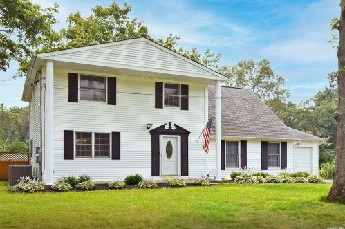 2 Rita Dr, Mount Sinai, NY 11766-2215