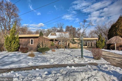 30 Hillside Cir, Camp Hill, PA 17011-1818