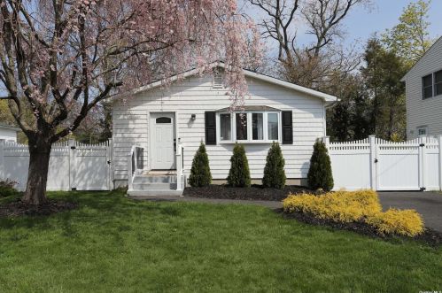 10 Nesconset Ave, Nesconset, NY 11767-1916