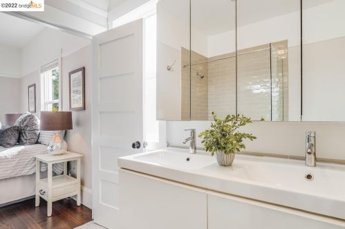 721 45 St, Oakland CA 94609-1802 exterior