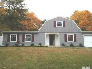 5 Lollypine Ln, Gordon Heights, NY 11763-4109