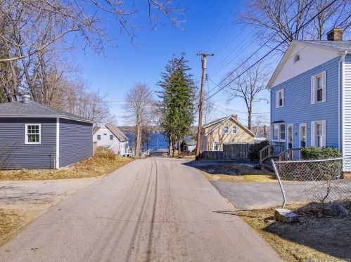 9 Barbara Ave, East Hampton CT  06424-1902 exterior