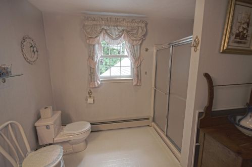 4 Rockwood Ln, Londonderry NH  03053-6104 exterior