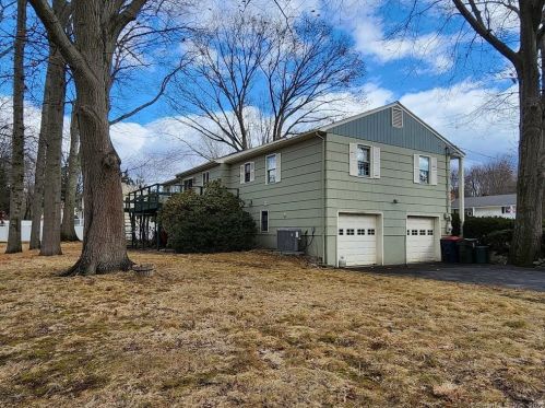 31 Dell Cir, Bridgeport, CT 06611-2308