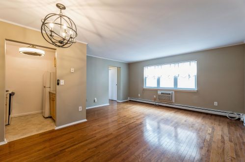210 Bergenline Ave, Union City, NJ 07087-2842